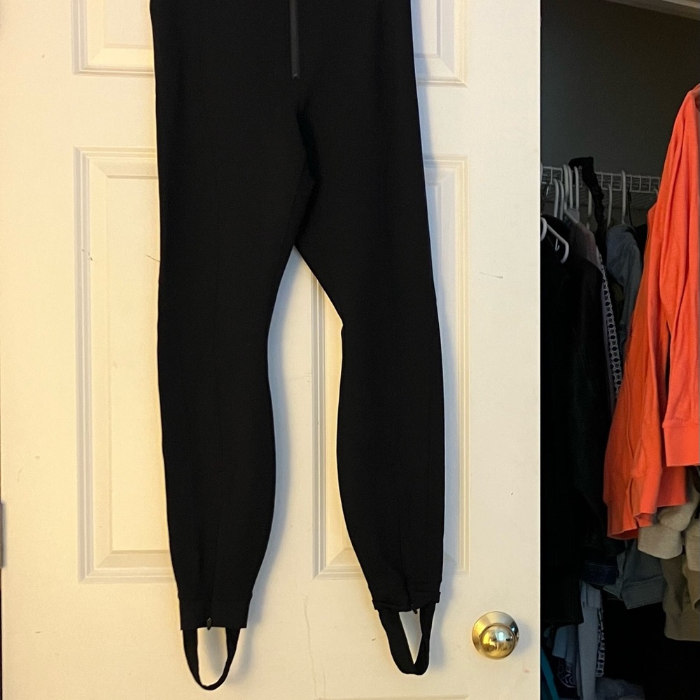 Lulu stretch w/ stirrups with zipper at front..new